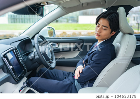 自動車の車内で眠るドライバー 自動運転 休憩 車中泊 自動車の車内で眠るドライバー 自動運転 休憩 車中泊 104653179