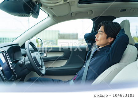 自動車の車内で眠るドライバー 自動運転 休憩 車中泊 自動車の車内で眠るドライバー 自動運転 休憩 車中泊 104653183