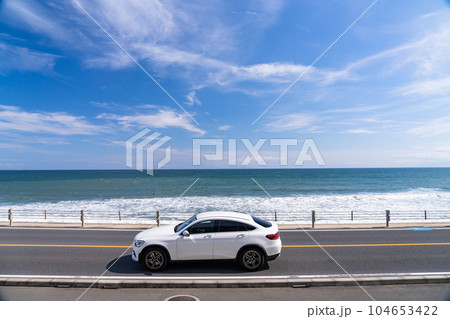 《神奈川県》海沿いのドライブイメージ・湘南海岸 104653422