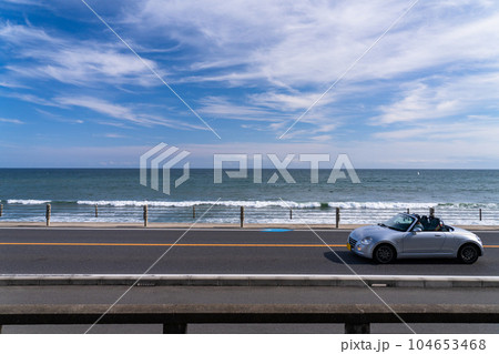 《神奈川県》海沿いのドライブイメージ・湘南海岸 104653468