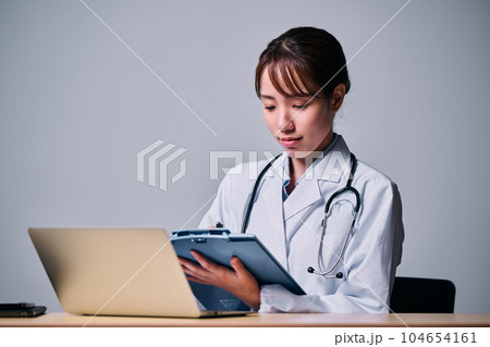 診療をする若い女性医師 104654161