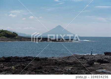 鹿児島県南九州市の射楯兵主神社（釜蓋神社）から観える開聞岳 104654256