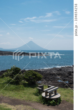 鹿児島県南九州市の射楯兵主神社(釜蓋神社)から観える開聞岳 鹿児島県南九州市の射楯兵主神社(釜蓋神社)から観える開聞岳 104654258