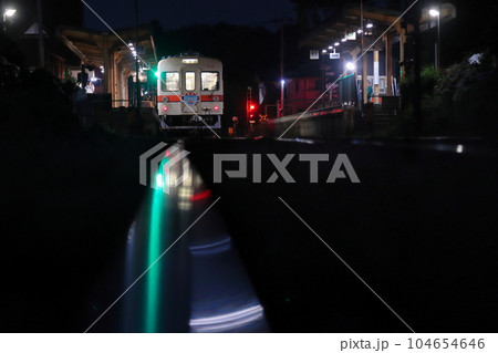 レトロな駅を後に発車する関東鉄道キハ310形気動車_2023/6/24撮影 104654646