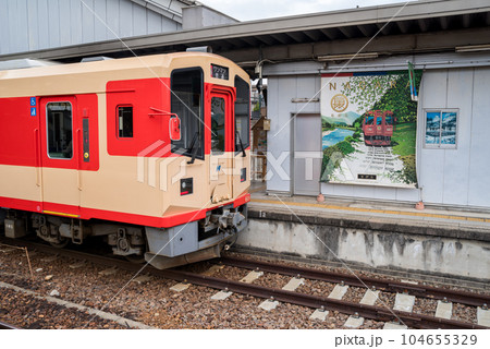 【長良川鉄道】美濃太田駅で発車を待つ列車 104655329