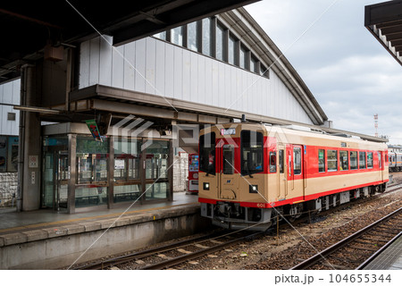 【長良川鉄道】美濃太田駅で発車を待つ列車 【長良川鉄道】美濃太田駅で発車を待つ列車 104655344