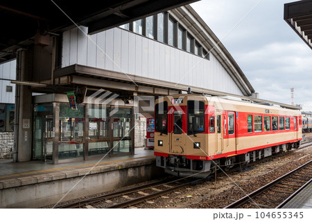 【長良川鉄道】美濃太田駅で発車を待つ列車 104655345