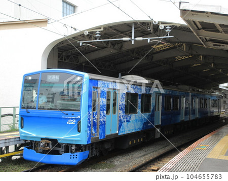鶴見駅に停車中のFV-E991系「HYBARI」 104655783