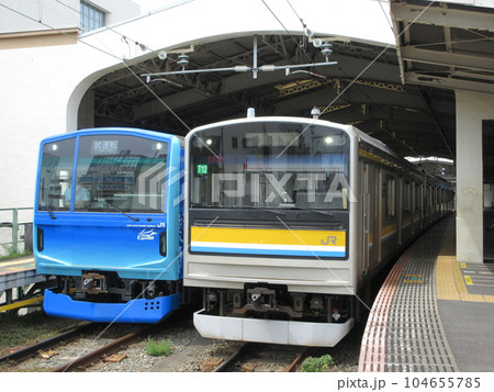 鶴見駅に停車中のFV-E991系「HYBARI」と鶴見線205系 104655785