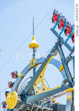 山梨県　富士急ハイランド　ジェットコースター　遊園地　午前　昼　デート　娯楽　観光　思い出 104656576