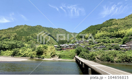 五月晴れの青空と新緑に彩られた四万十川と岩間沈下橋〈高知県四万十市〉 五月晴れの青空と新緑に彩られた四万十川と岩間沈下橋〈高知県四万十市〉 104656815