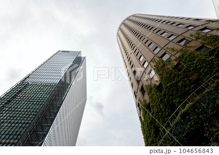 梅田DTタワーと大阪マルビル（2023年5月撮影） 104656843