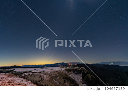 長野県　美ヶ原高原　王ヶ頭　王ヶ鼻　アンテナ　中継所　無線　風景　観光　アルプス　旅行　登山　冬 104657129