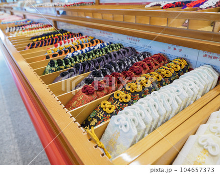 たくさん並んだ御守り 104657373