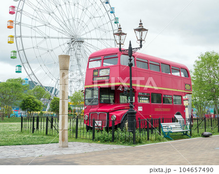 ロンドンバスと観覧車 ロンドンバスと観覧車 104657490