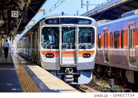 名古屋駅に停車中のJR東海315系3000番台電車 名古屋駅に停車中のJR東海315系3000番台電車 104657734