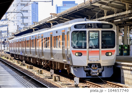 名古屋駅に停車中のJR東海315系3000番台電車 名古屋駅に停車中のJR東海315系3000番台電車 104657740