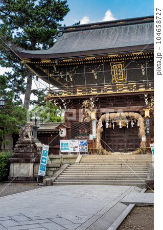 北野天満宮の初夏、楼門に夏越の祓の茅の輪 104658727