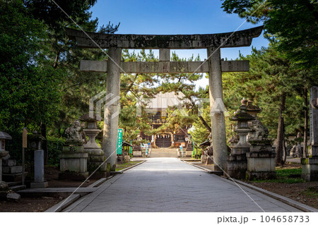 北野天満宮の初夏、鳥居の先の楼門に夏越の祓の茅の輪を見る 104658733