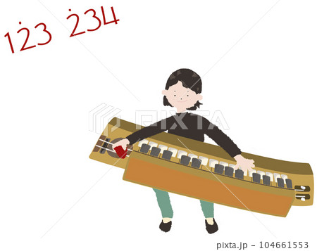 日本の楽器大正琴をソロで演奏するシニア女性 日本の楽器大正琴をソロで演奏するシニア女性 104661553