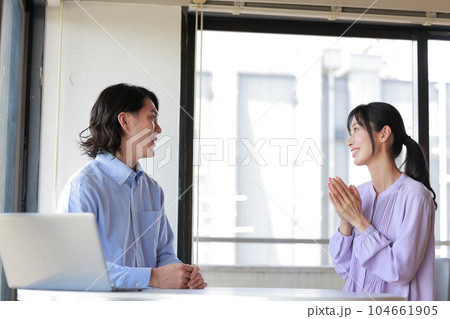 1on1_男性上司からのフィードバック_良い評価に笑顔_オフィスカジュアルの女性_1 1on1_男性上司からのフィードバック_良い評価に笑顔_オフィスカジュアルの女性_1 104661905
