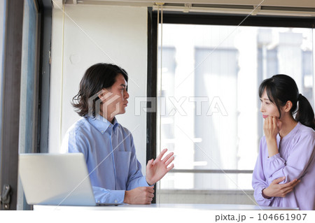 1on1_男性上司からのフィードバック_部下に期待している役割を伝える_オフィスカジュアルの上司_1 1on1_男性上司からのフィードバック_部下に期待している役割を伝える_オフィスカジュアルの上司_1 104661907