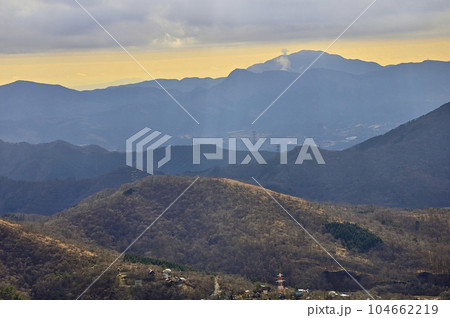 道志山塊の日向峰より遠くに箱根山　手前に高指山 104662219