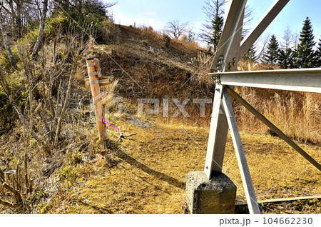道志山塊の石割山 送電線鉄塔の分岐 道志山塊の石割山 送電線鉄塔の分岐 104662230