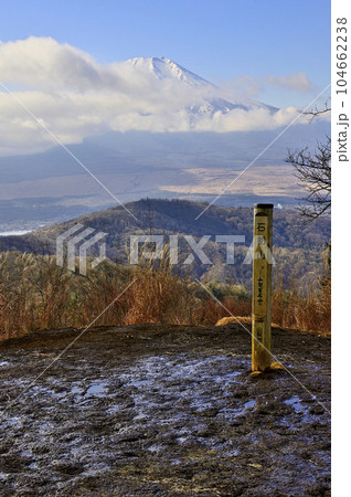 道志山塊の石割山山頂より望む富士山 104662238