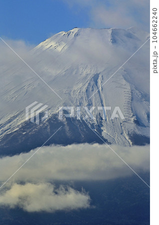 道志山塊の石割山より　雲纏う富士山 104662240