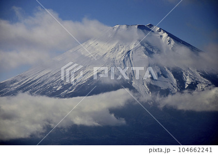 道志山塊の石割山より　雲纏う富士山　周辺減光 104662241