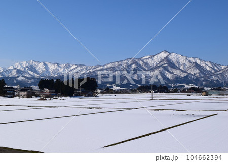 豪雪地方の雪景色 山形県庄内 104662394