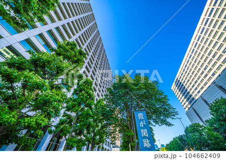 日本の東京都市景観　総務省（画面左）や霞が関跡、東京地裁（画面右）などを望む 104662409