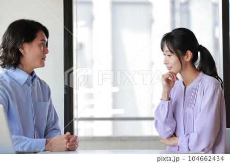 1on1_困り事を相談するオフィスカジュアルの女性_少し驚く男性上司1 104662434