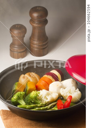 タジン鍋で料理 タジン鍋で料理 104662594