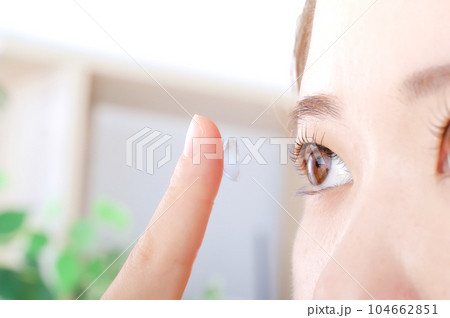 コンタクトレンズを入れる若い女性 104662851