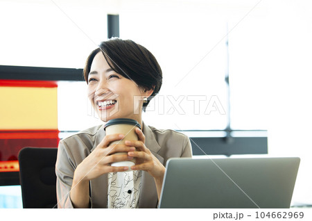 女性　ビジネス　パソコン　会話　ポートレート 104662969