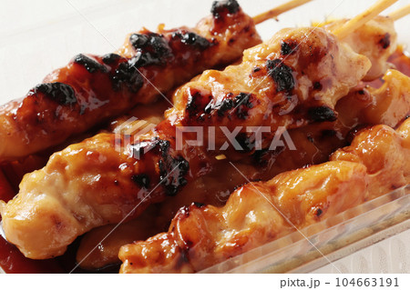 テイクアウトの焼き鳥 テイクアウトの焼き鳥 104663191
