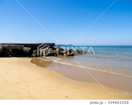 砂浜と綺麗な海の波打ち際と青空。福岡市東区奈多の海岸。 104663208
