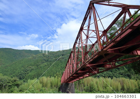 小島橋を見上げる (高知県 北川村 魚梁瀬森林鉄道遺産) 小島橋を見上げる (高知県 北川村 魚梁瀬森林鉄道遺産) 104663301