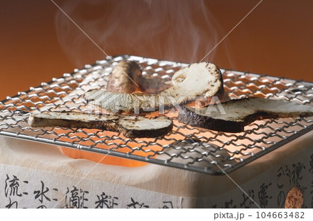 松茸を焼く 104663482