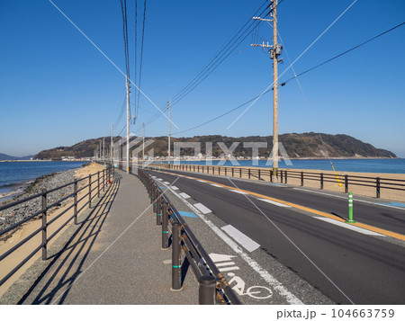 福岡県道59号志賀島和白線。写真右が玄界灘、写真左が博多湾、写真奥が志賀島。 福岡県道59号志賀島和白線。写真右が玄界灘、写真左が博多湾、写真奥が志賀島。 104663759