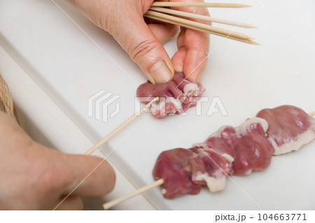 【焼き鳥ハツの串打ちをする主婦】 【焼き鳥ハツの串打ちをする主婦】 104663771