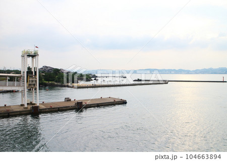 穏やかな海の桜島港 穏やかな海の桜島港 104663894