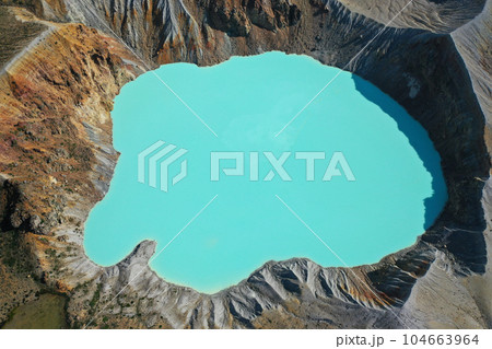 草津白根山の湯釜 草津白根山の湯釜 104663964