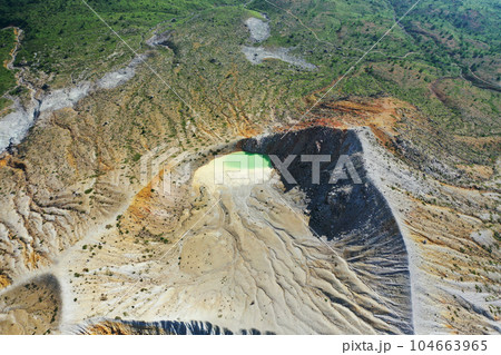 草津白根山の湯釜 草津白根山の湯釜 104663965