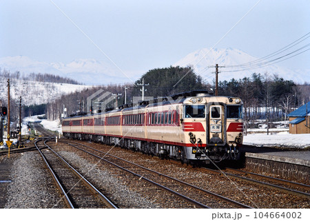 羊蹄山をバックに走るキハ82特急北海 104664002
