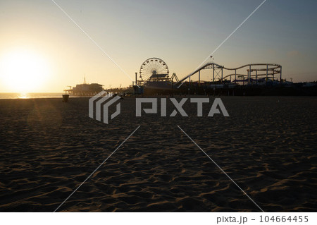 夕暮れの遊園地、西海岸にある観覧車のある遊園地 104664455