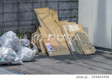 マンションのごみ収集日　空き缶と段ボール 104664496