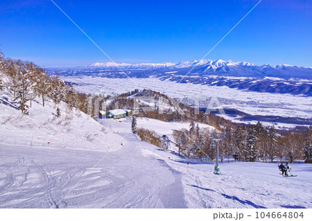 快晴の富良野スキー場から見る大雪山と十勝岳連峰、富良野ゾーンの標高最高地点からの中級者コースから見る 快晴の富良野スキー場から見る大雪山と十勝岳連峰、富良野ゾーンの標高最高地点からの中級者コースから見る 104664804